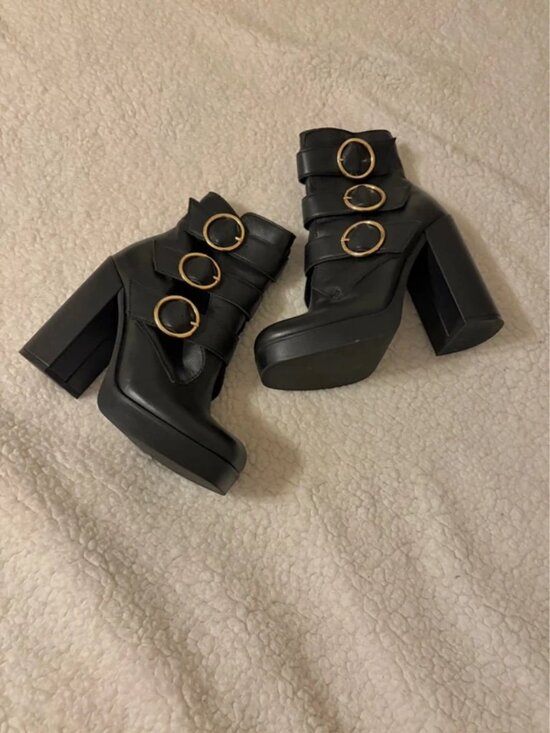 Steve Madden​​​ Shoes - Black Steve Madden boots